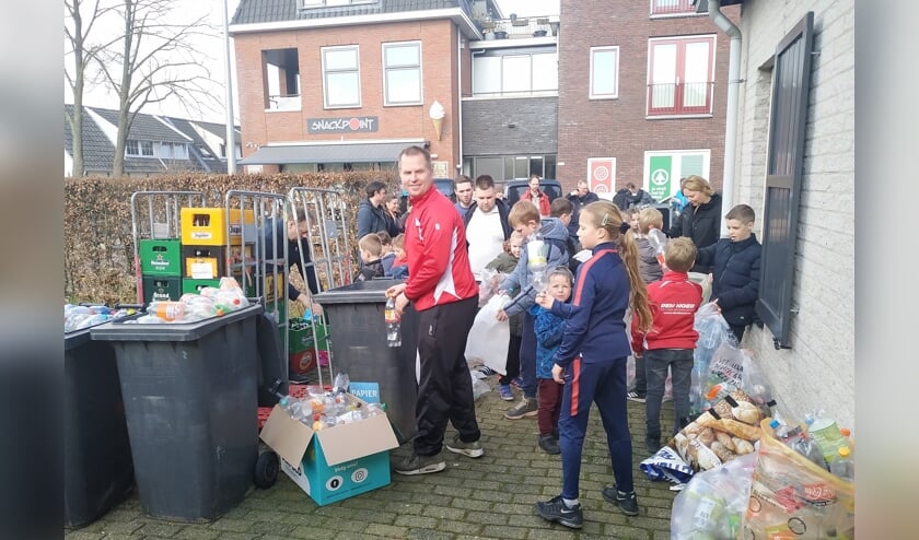 • Volop lege flessen en kratten voor de actie.
