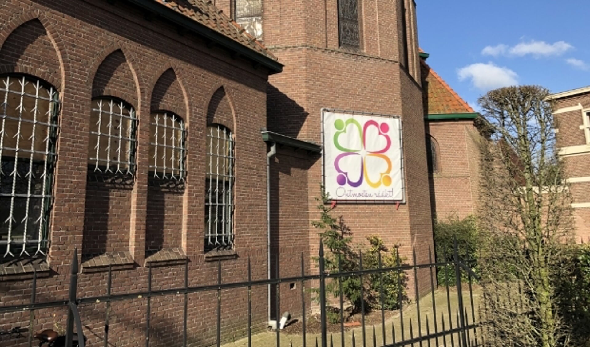 Op R.K. Kerk Geboorte Johannes de Doper in Montfoort hangt de banner 'Ontmoeten raakt' als uitnodiging om ook in coronatijd elkaar te blijven bemoedigen. (Foto: Ben van Blokland)