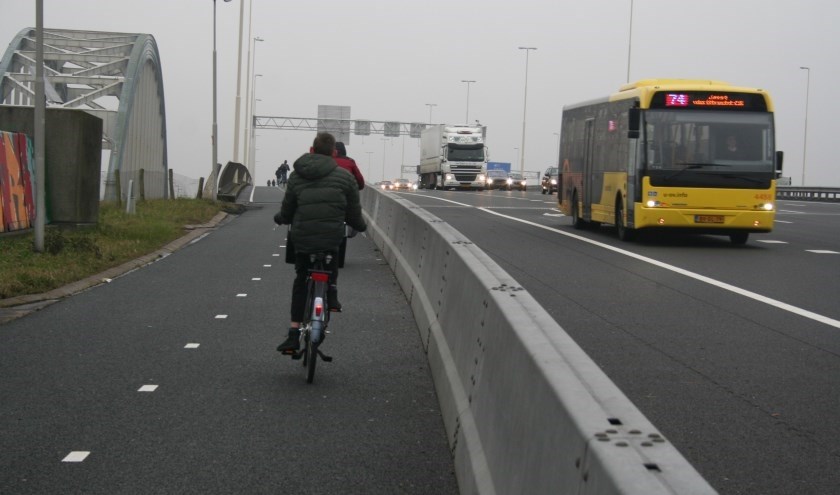 • Het fietspad van de Jan Blankenbrug, met aanpalend de oude Boogbrug.