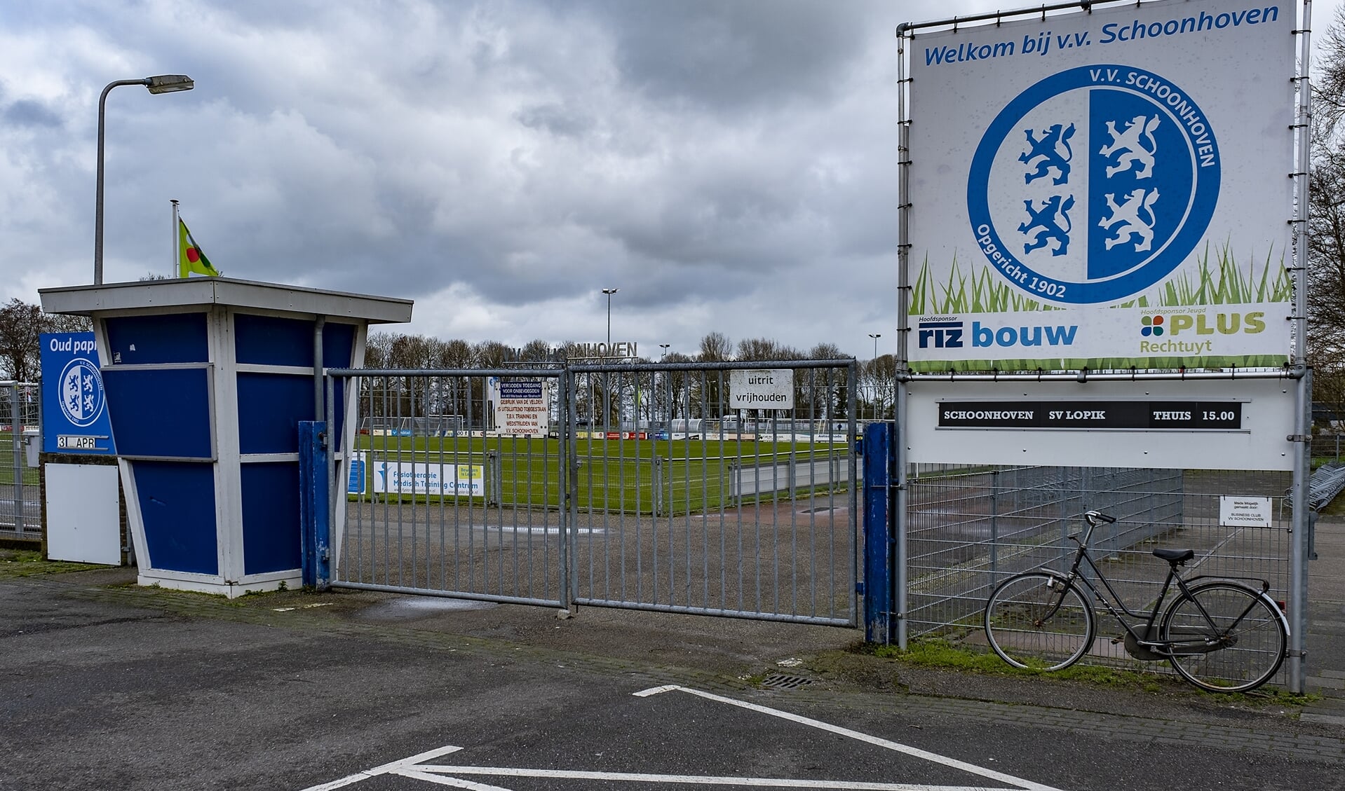 • Een surrealistische aanblik op de zaterdag: het verlaten voetbalcomplex van vv Schoonhoven.