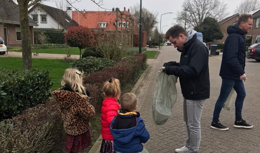 Ook in Genderen gingen mensen de straat op.