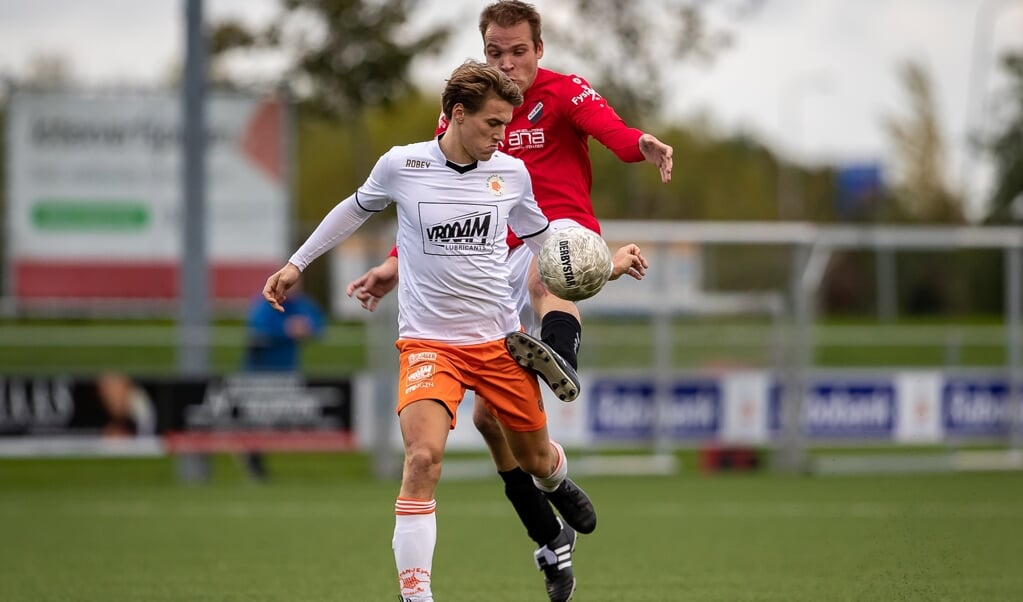 • Christiaan Perrier met Nivo Sparta in actie tegen zijn vorige club Oranje Wit.