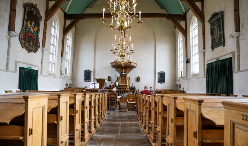 • Giessen-Oudekerk: (internet)dienst in een vrijwel lege kerk.
