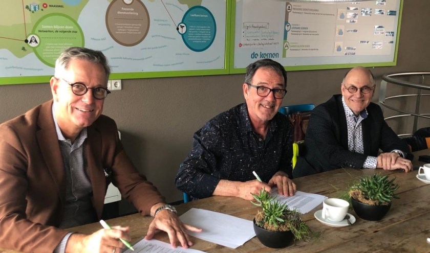 • Vlnr. Marinus Kempe (directeur bestuurder De Kernen), Chris van Velzen (bestuurslid DGWN) en Piet Huijsman (voorzitter bestuur DGWN).