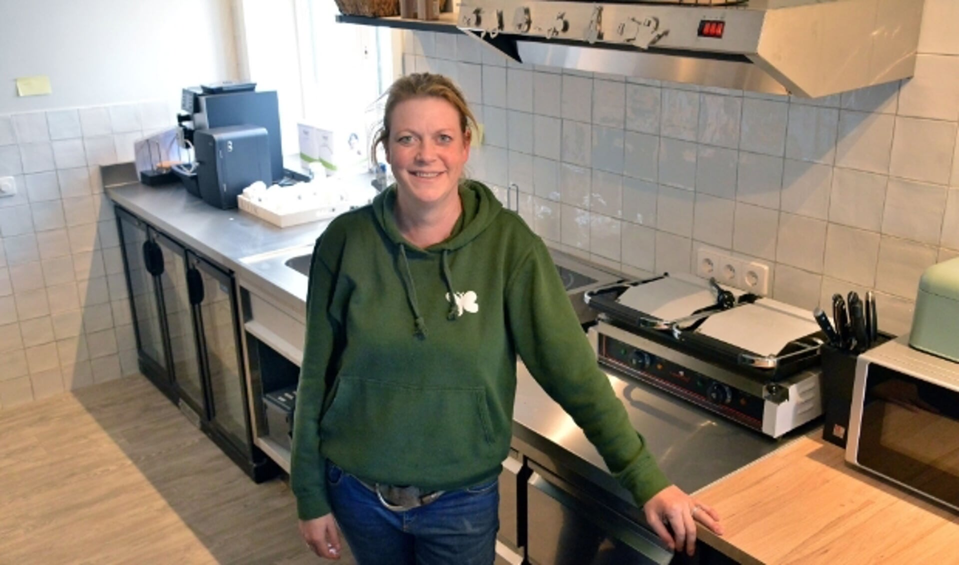 Patricia Vlooswijk in de nieuwe keuken van zorgboerderij Doruvael Buitenzorg op Blokland. (Foto: Paul van den Dungen)