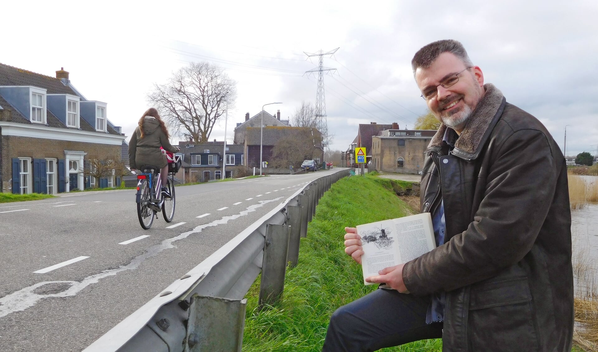 • Kunstenaar Marco Bakker op de plek waar hij één van de tekeningen maakte, in Ouderkerk aan den IJssel.