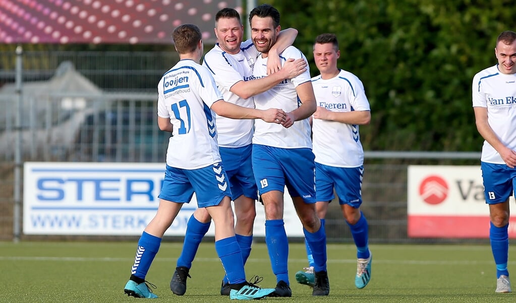 • Vertrouwd beeld: Willem Looijen na weer een goal.