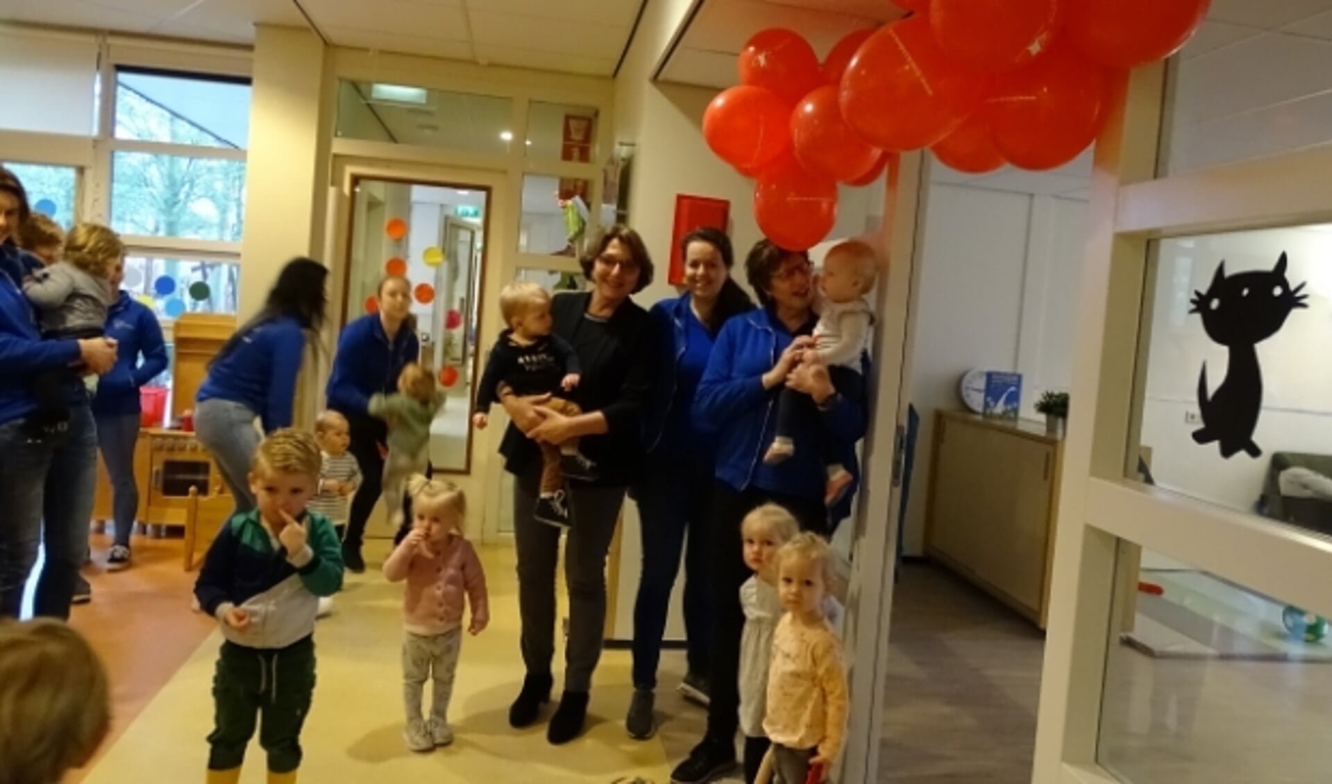 De vijfde groep 'Siepie' van het kinderdagverblijf werd feestelijk geopend. V.l.n.r. clustermanager Caroline van den Dungen en groepsleidsters Jolanda en Winnie. (Foto: Margreet Nagtegaal)