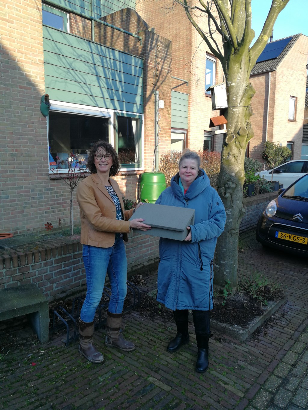 • De eerste gierzwaluwkast wordt overhandigd aan enthousiaste bewoners van de Molenwijk, Lonneke Klein-de Raadt, door Ellen Veth.