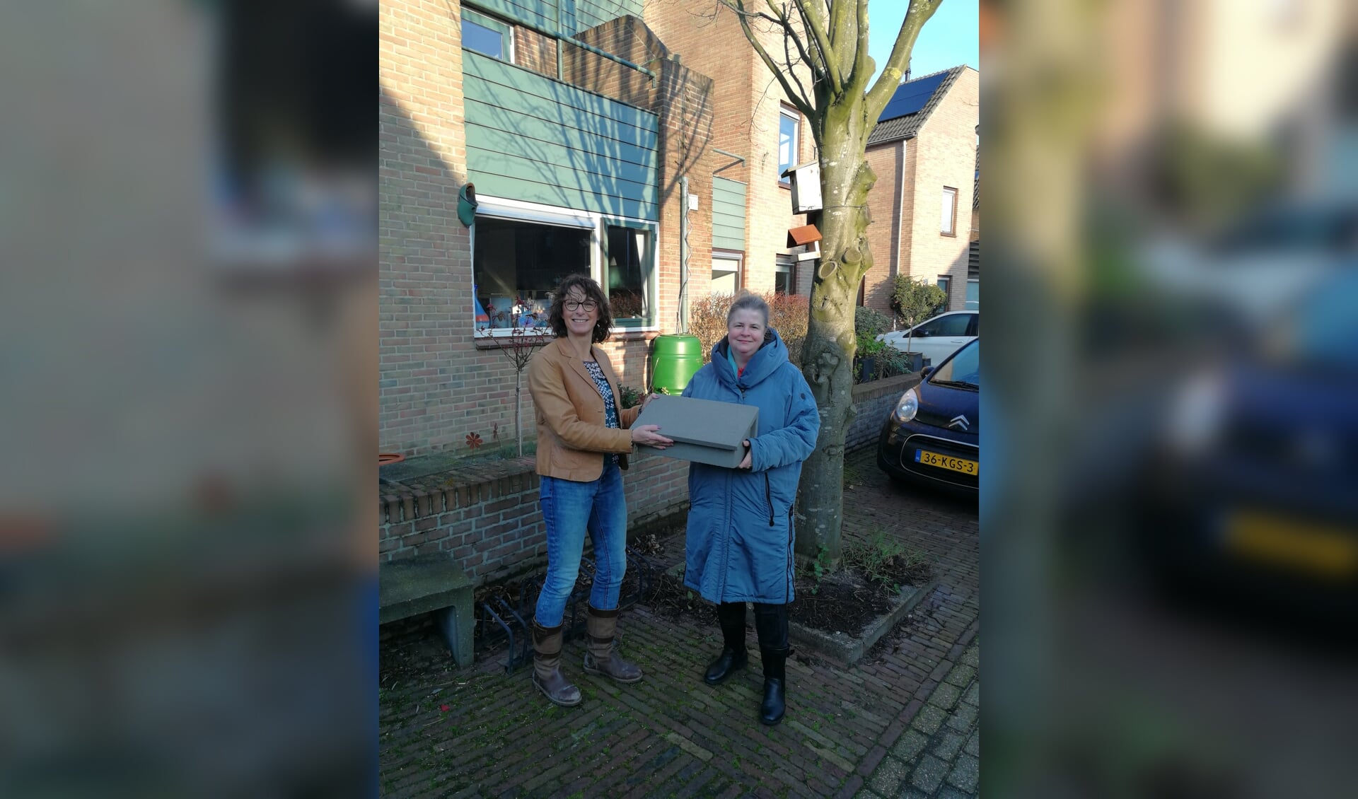 • De eerste gierzwaluwkast wordt overhandigd aan enthousiaste bewoners van de Molenwijk, Lonneke Klein-de Raadt, door Ellen Veth.