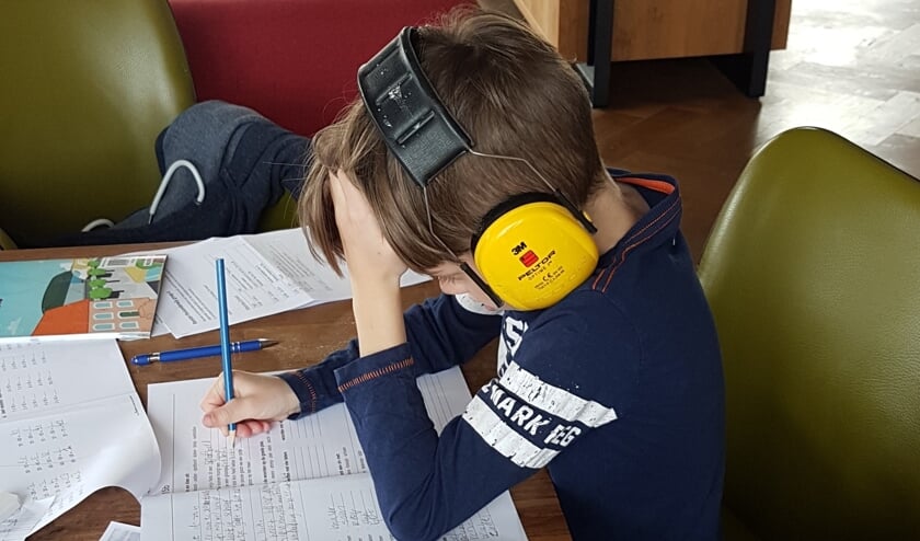 • De zoon van Marjet bezig met zijn taalles.