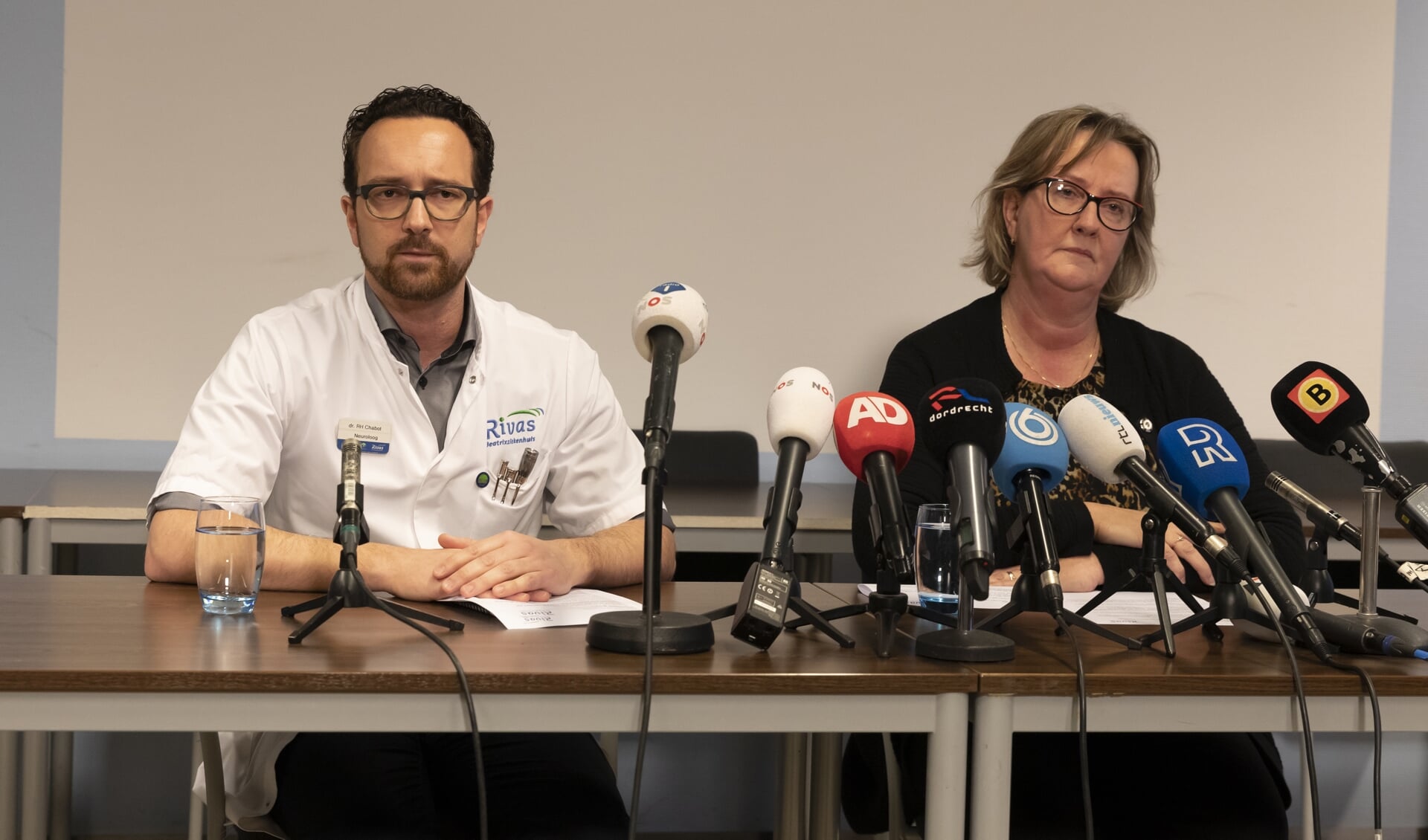 • Anja Blonk (directeur Beatrixziekenhuis) en Robert Chabot (neuroloog en voorzitter medische staf Beatrixziekenhuis) vanavond tijdens de persconferentie. 

