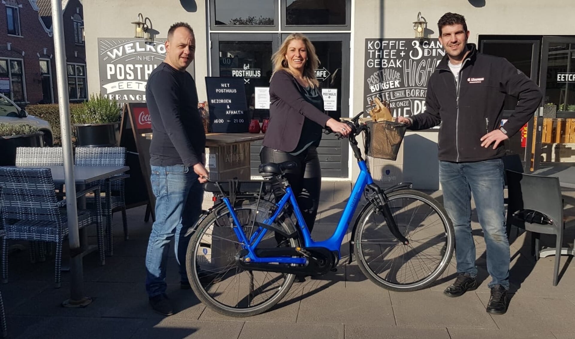 • Sebastian, Breggie en Cees bij de overhandiging van de fiets.