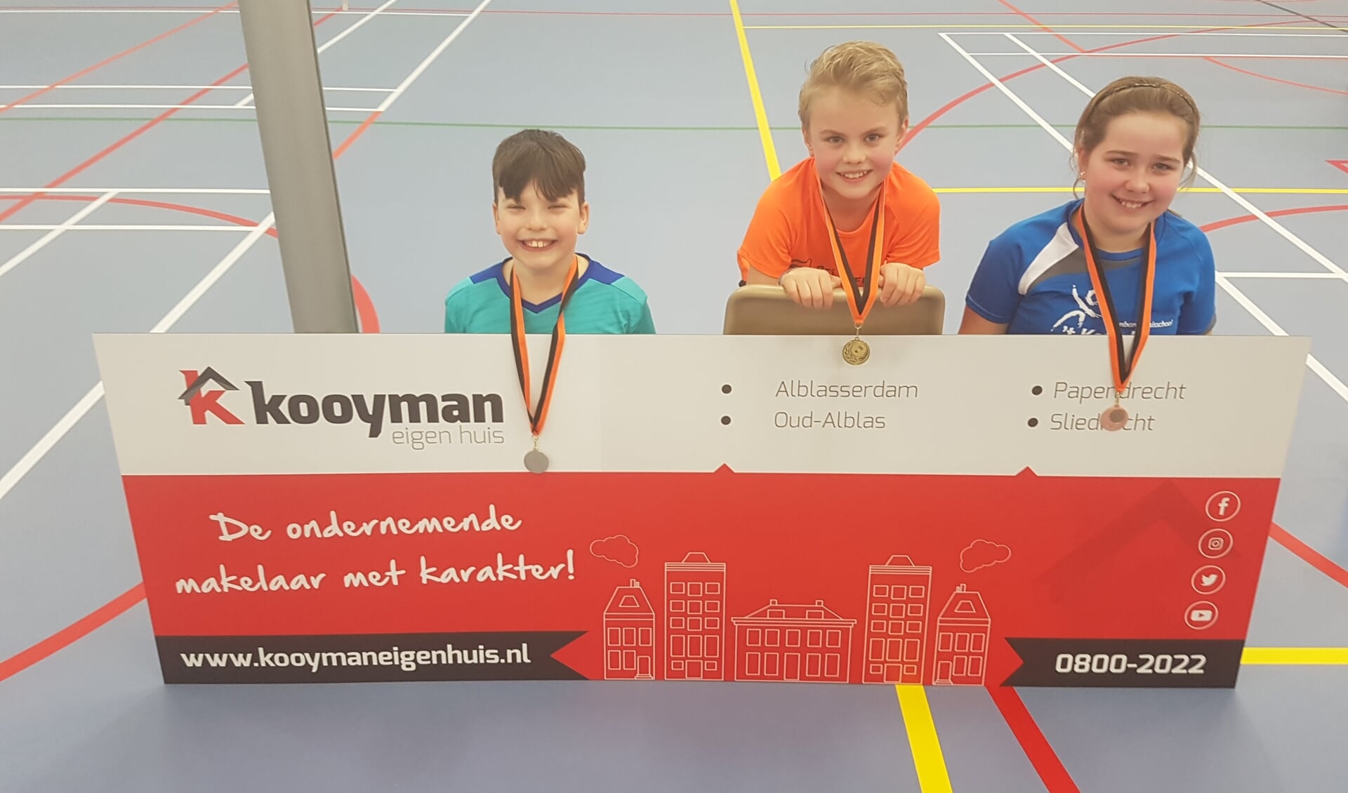 • De winnaars van het schoolsporttoernooi: Marlieke, Semih en Daan.