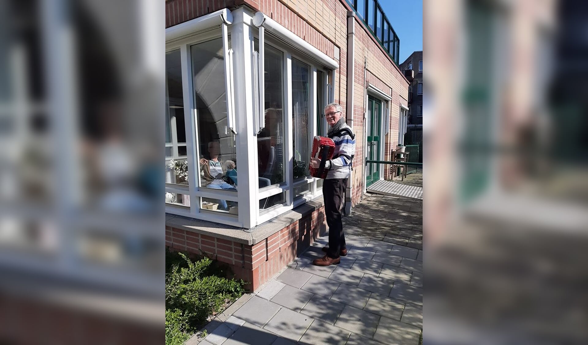 • Jan Zweep maakte muziek voor ouderen in Alblasserdam, meldt de Facebookpagina van Coronahulp Alblasserdam