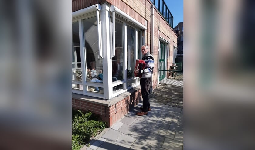 • Jan Zweep maakte muziek voor ouderen in Alblasserdam, meldt de Facebookpagina van Coronahulp Alblasserdam