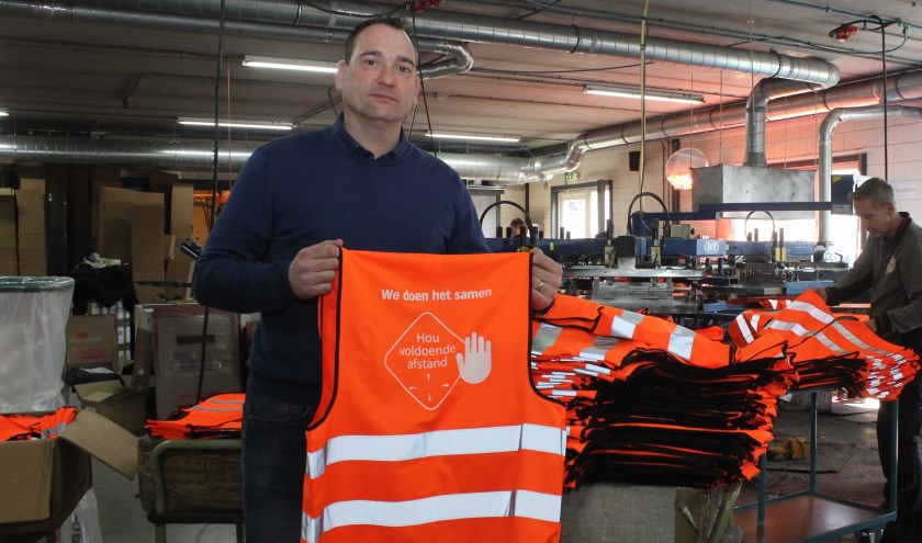 • Maarten van Cromvoirt met één van de 30.000 hesjes.