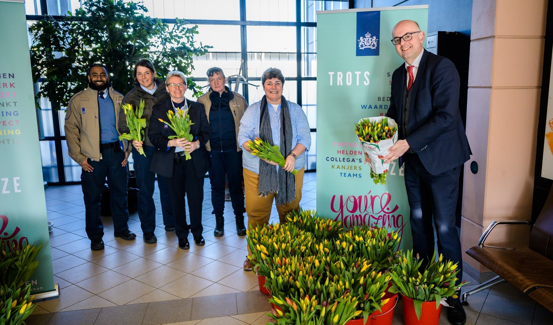 • Stichting Vrienden Van schenkt tulpen aan medewerkers van PI Krimpen aan den IJssel. Burgemeester Martijn Vroom (rechts) was daarbij aanwezig.
