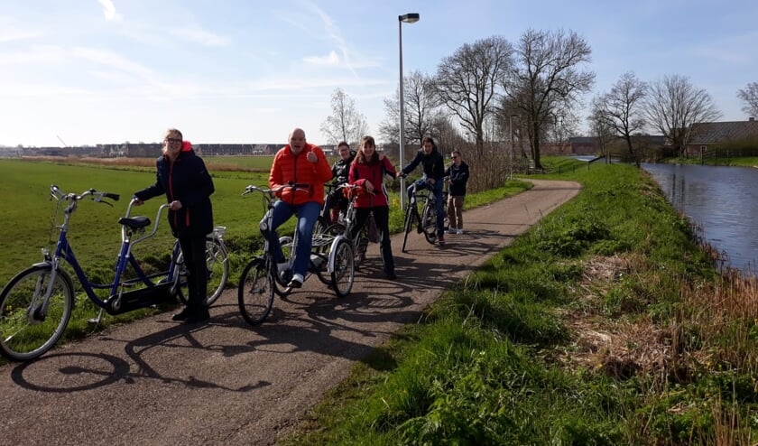 • De bewoners van het Thomashuis tijdens hun fietstochtje.