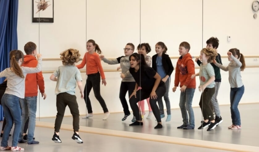 Leerlingen van Zinder educatie repeteren voor hun grote optreden in de Agnietenhof