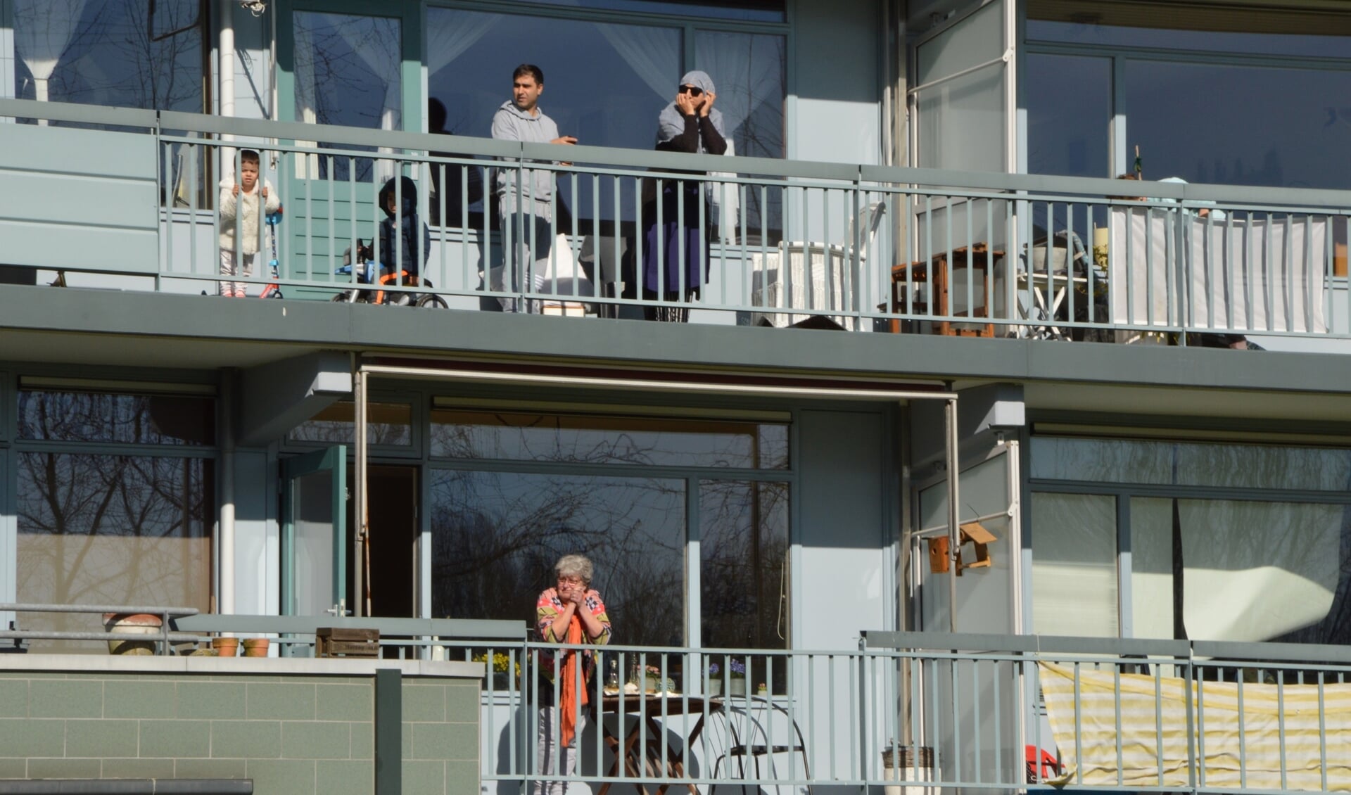 • Bewoners luisterden vanaf hun balkon naar de muziek. 