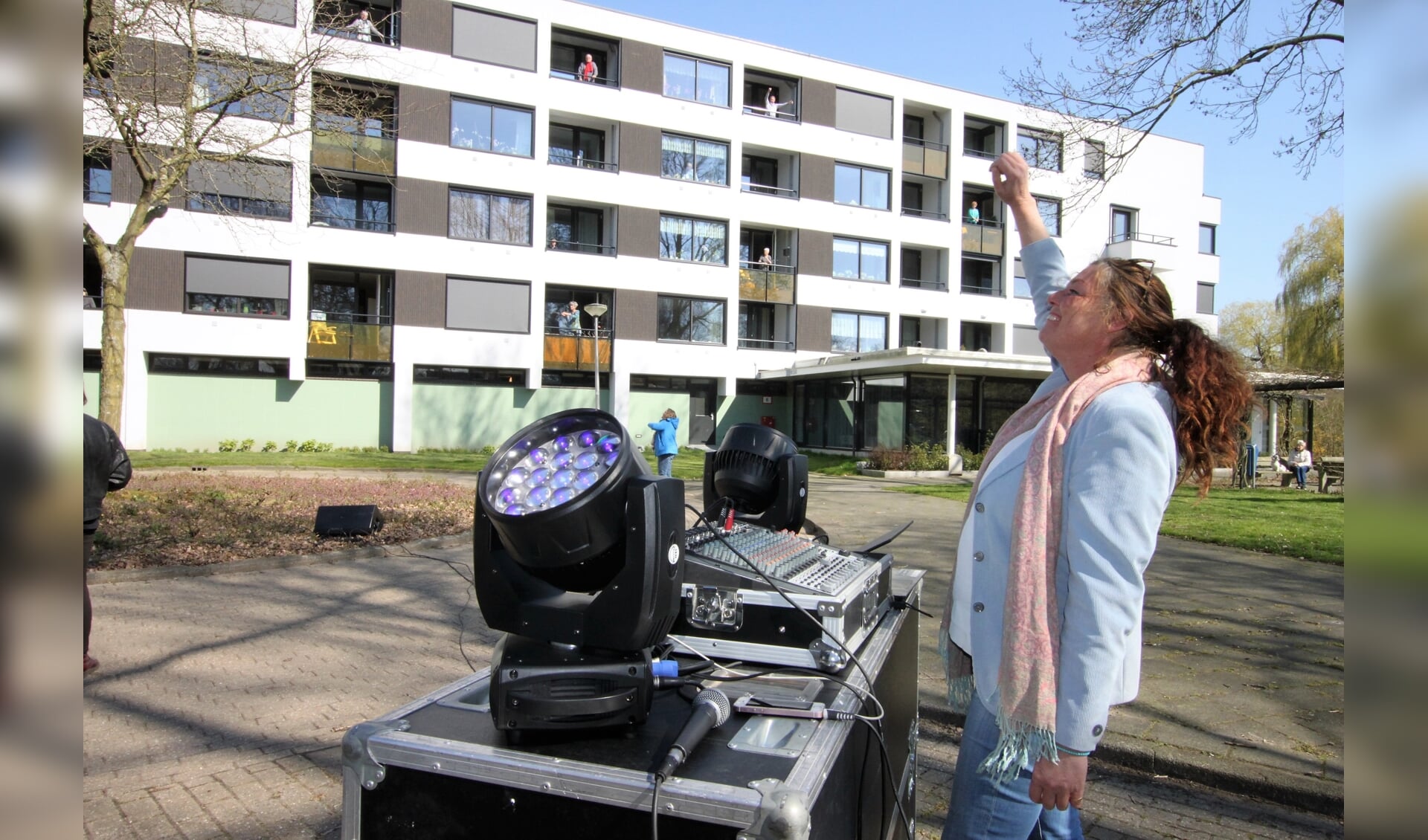 • Sharon Tollenaar tijdens 'Balkonradio' voor de flats aan de Gouden Regen.