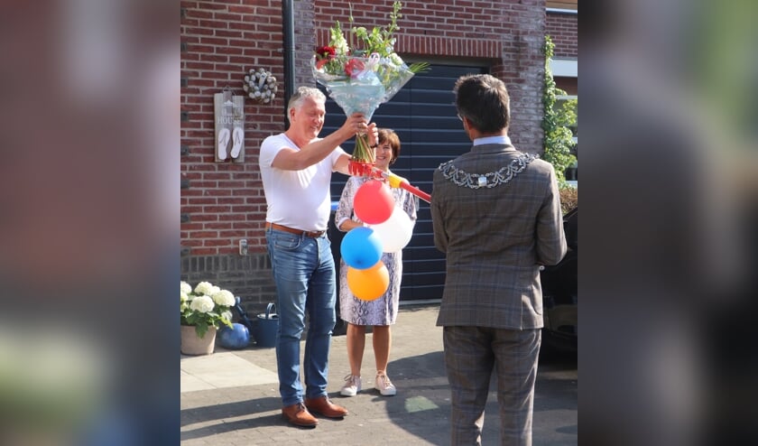 • Burgemeester Laurens de Graaf reikt op alternatieve wijze de bloemen aan Jan Spier aan. De onderscheiding zelf volgt op een latere datum.