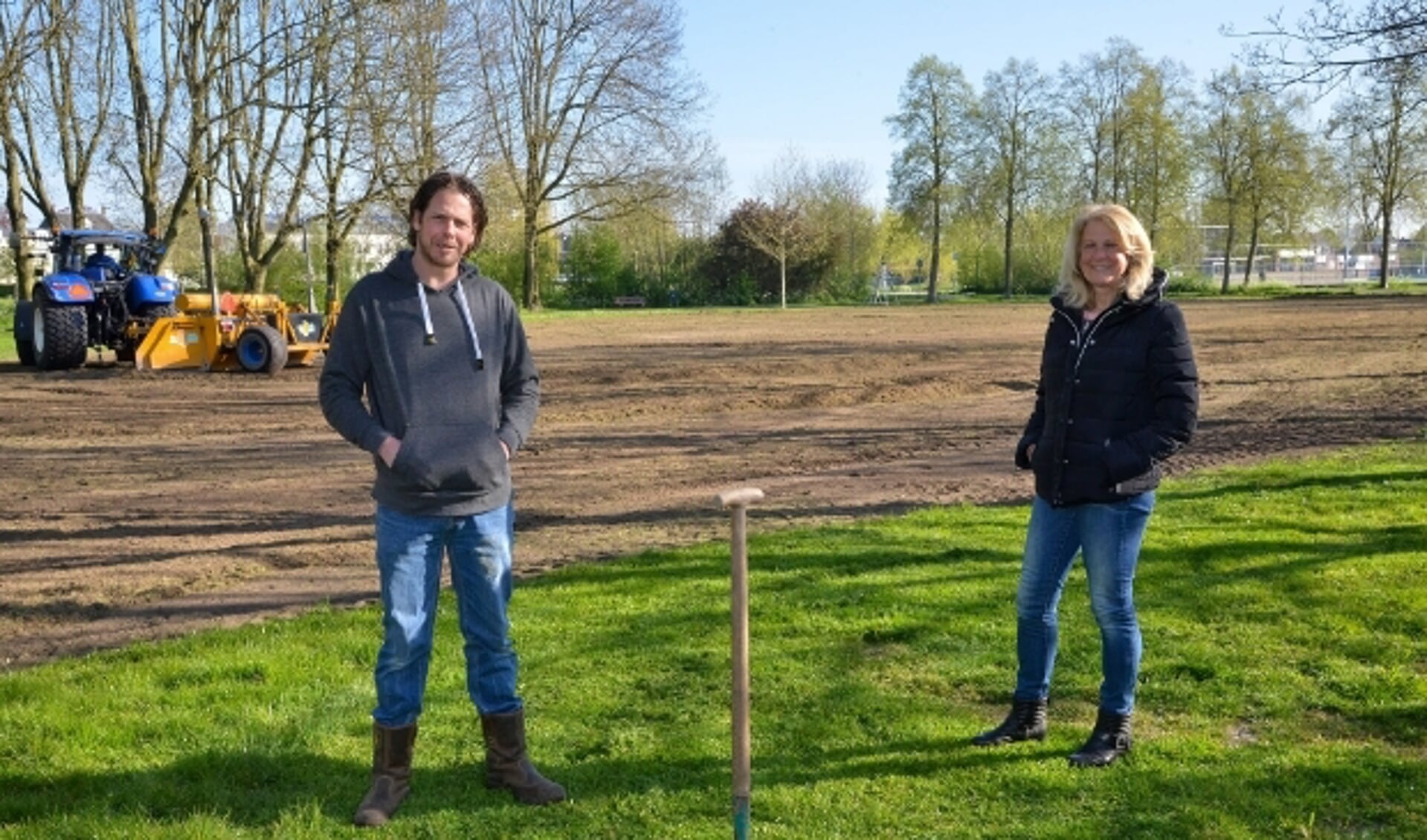 Gerben Hagoort en Annemiek Streng van de Montfoortse IJsclub tijdens de egalisering van het stadspark. (Foto: Paul van den Dungen)