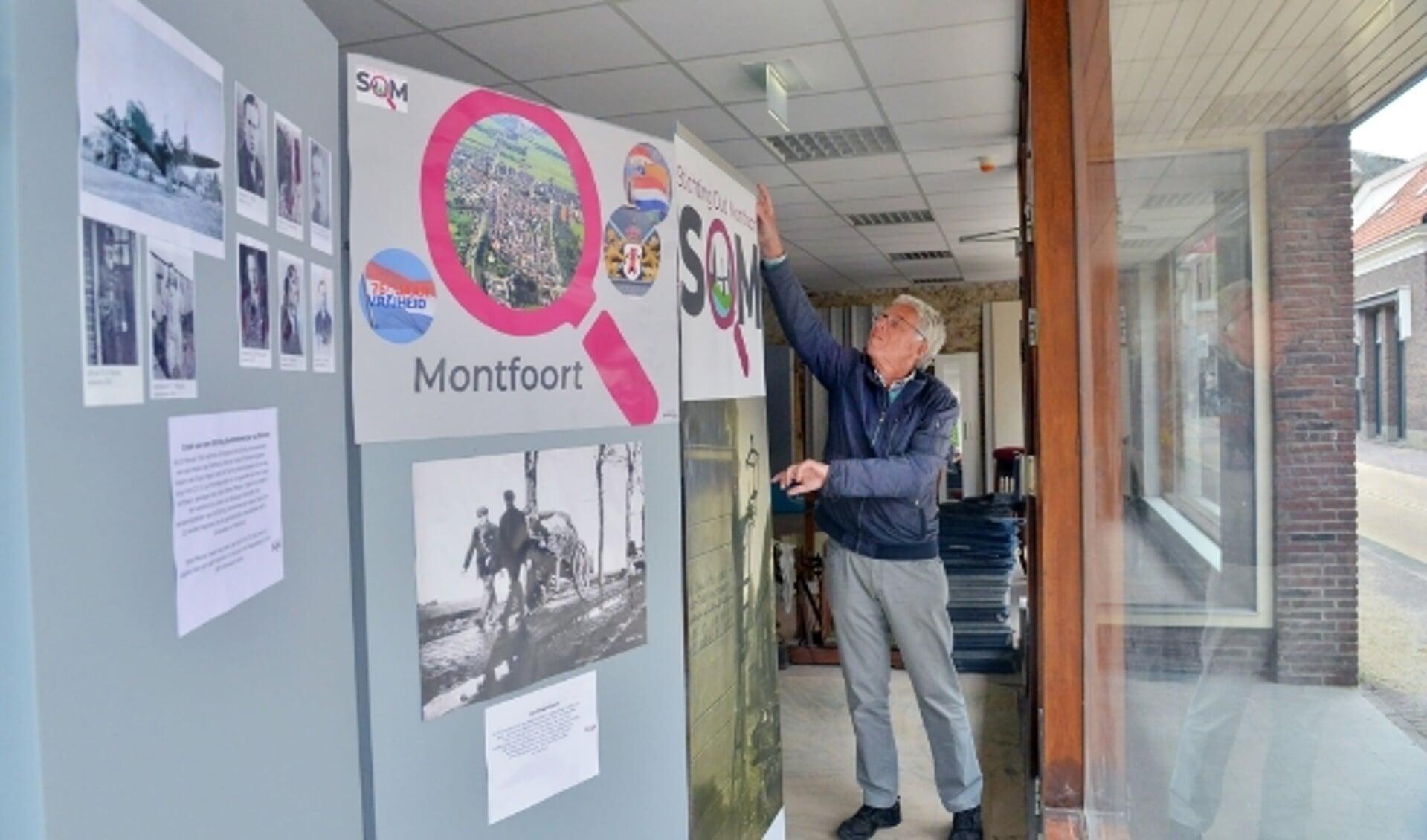 De expositie over 75 jaar Vrijheid van de Stichting Oud Montfoort wordt ingericht  en is tot 1 juni in de etalages in de Keizerstraat te bewonderen. (Foto: Paul van den Dungen)