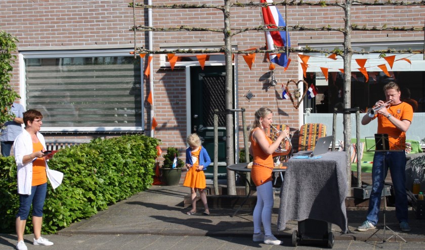 • Het Wilhelmus klinkt in de Burgemeester Schumanlaan te Lopik.