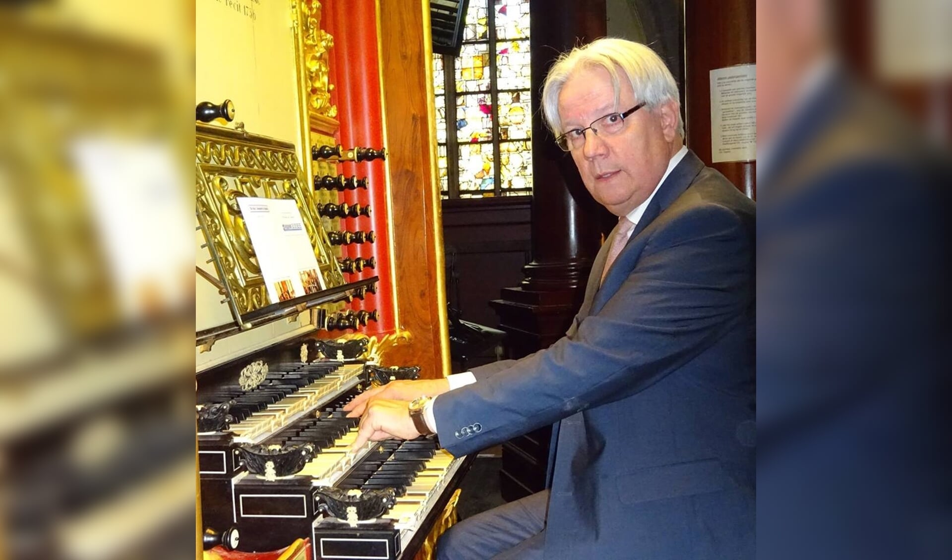 • Arie Burggraaf achter het orgel.