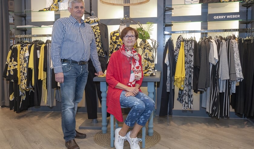 • Jaap en Annie Neven in de winkel.