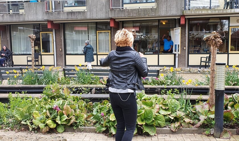 • Belinda tijdens haar optreden voor ouderen en verzorgenden van zorgcentrum Crimpenersteyn.