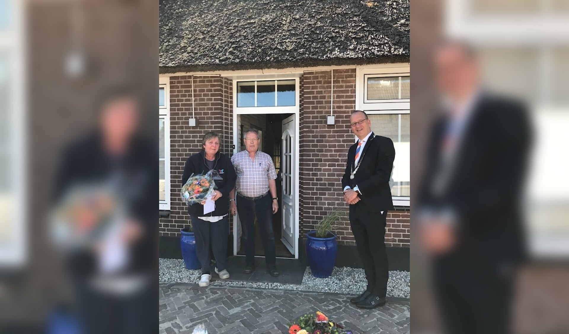 • Sylvia Advocaat uit Noordeloos met haar man en burgemeester Segers.