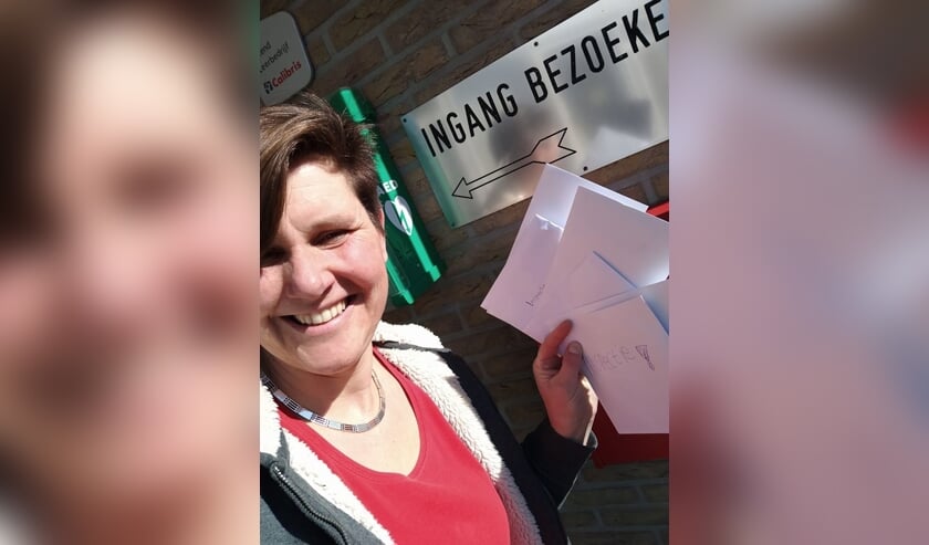 • Jonette Korevaar uit Brandwijk met de ingevulde vragenlijsten.