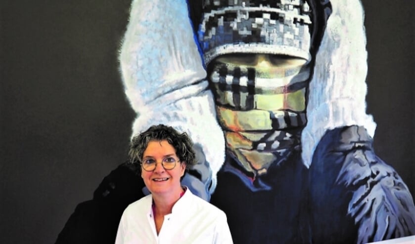De Burense kunstenares, Liesbeth Tuit, bij haar belangrijkste werk 'Courage'. (Foto: archief Atelier Tuit)