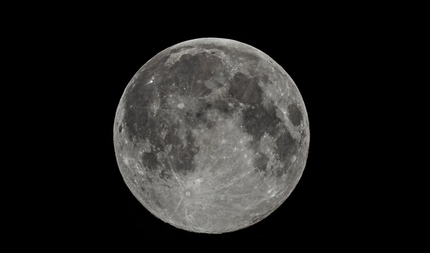 De supermaan in de nacht van 8 april die Stephan Tellier vanaf zijn dakterras wist vast te leggen.