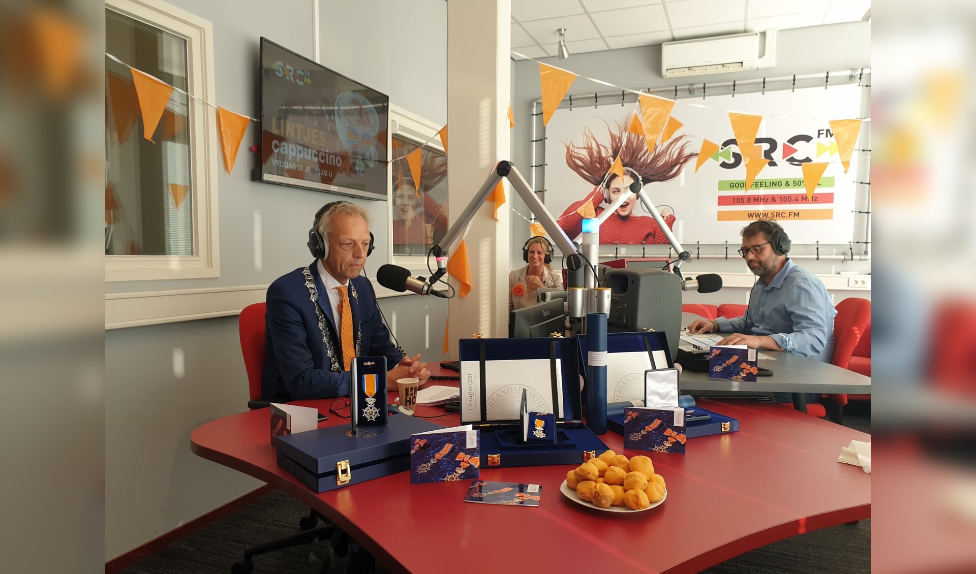 • Net als in 2020 zal burgemeester Sjors Fröhlich de gedecoreerden bellen tijdens een radio uitzending.