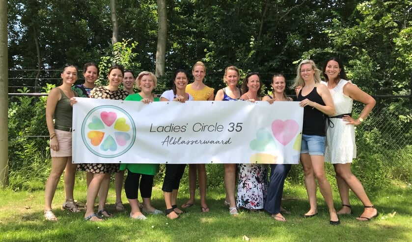 • Ladies' Circle Alblasserwaard op een foto die genomen is voor de corona-maatregelen.