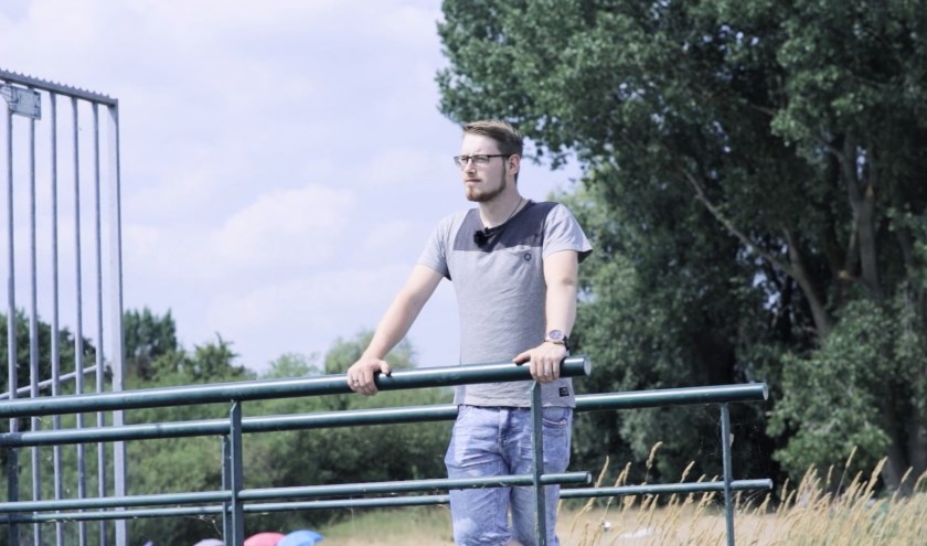 • Beeld uit de documentaire van Andy Twilt, bij de pont van Fort Vuren: “Dit is voor mij een plek waar ik rust kan vinden.”