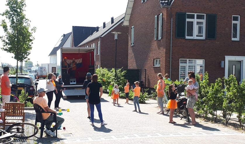 <p>• Oranjevereniging Vianen ging vorig jaar tijdens Koningsdag 'on tour'.</p>