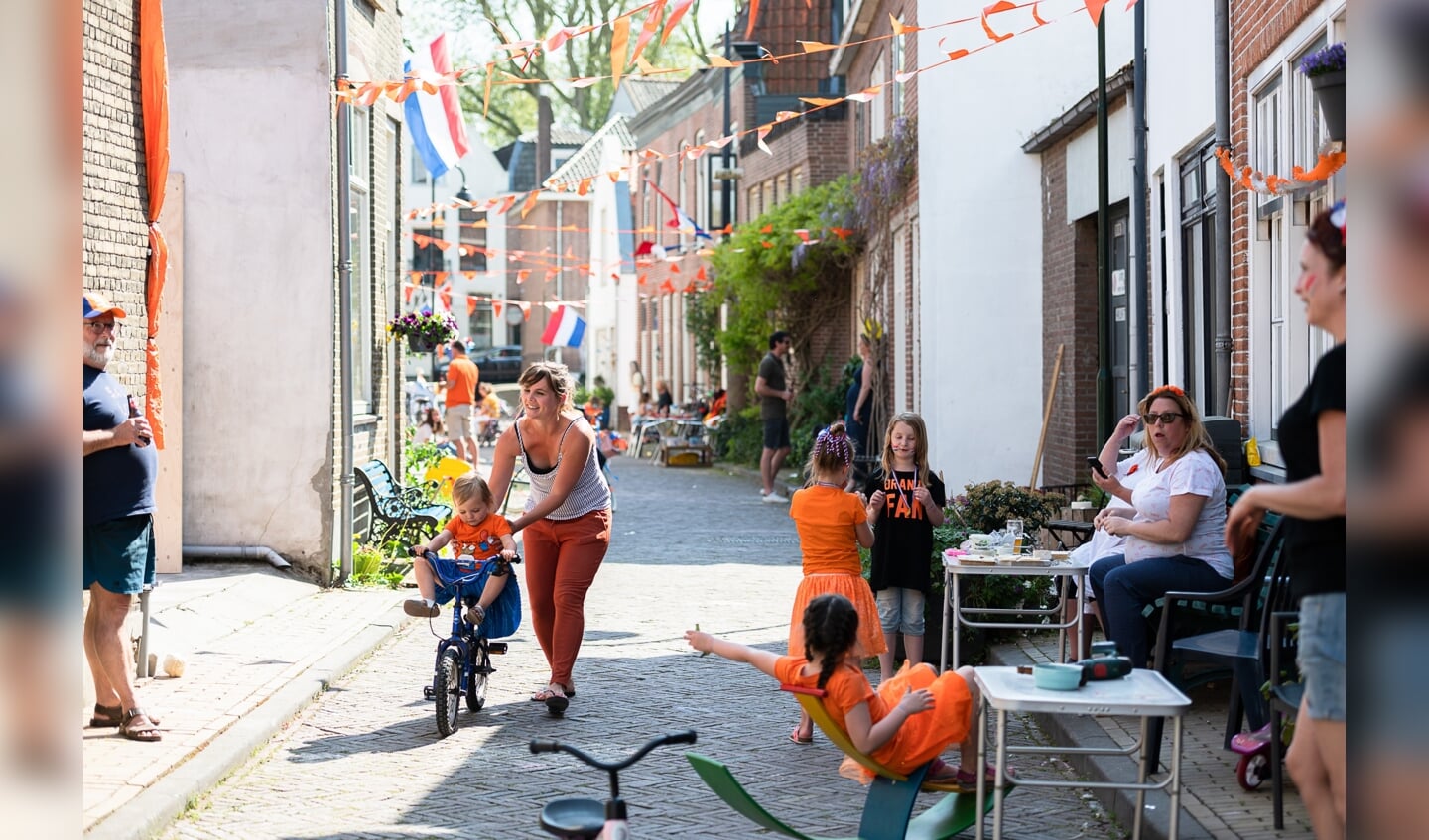 Koningsdag in Het Klooster. De straat had een eigen Koningsdag-feestje georganiseerd.