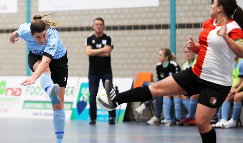 • Esther Lakerveld in betere tijden: in actie namens ZVG tegen SC Feyenoord. 