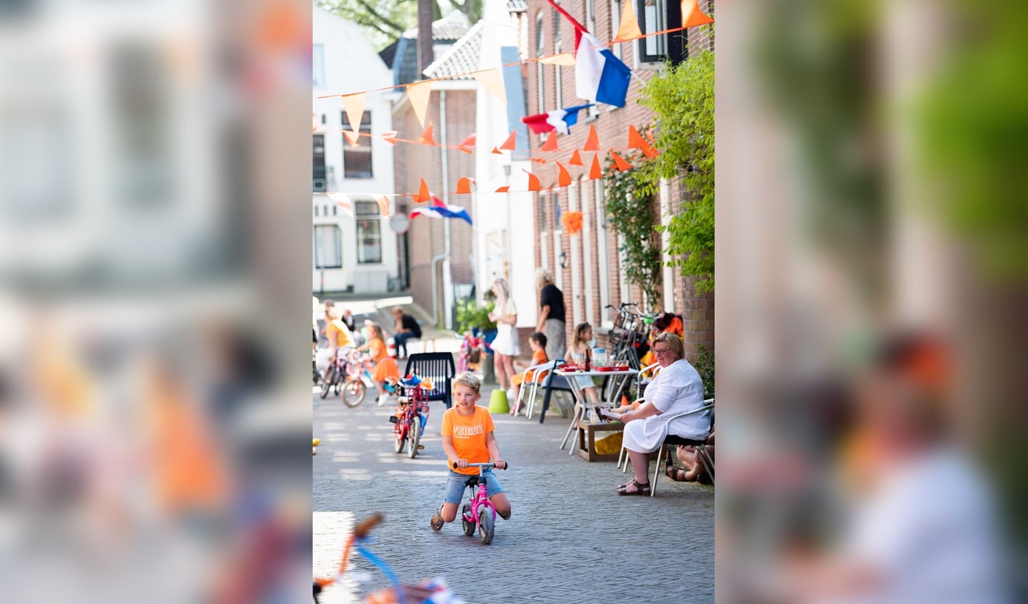 • Oranje is de kleur in Het Klooster te Schoonhoven. De straat had een eigen Koningsdag-feestje georganiseerd.