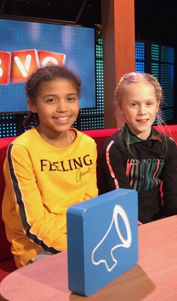 • Vriendinnen Lena de Vos en Anouk Igonoarhe zitten op hun vertrouwde bankje in de BVQ studio.