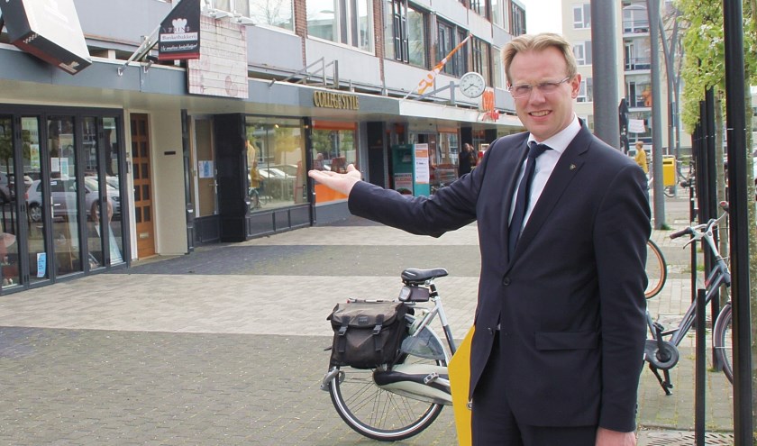 • Wethouder Peter Verheij, toen hij voor de actie Koop Lokaal het Scheldeplein aanprees.