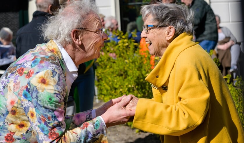 • Bewoners van De Herbergier dansen op draaiorgelmuziek.
