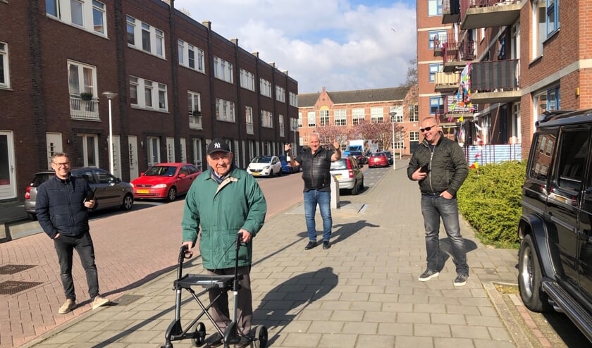 • De 90-jarige Frits Schmid met zijn drie zoons.