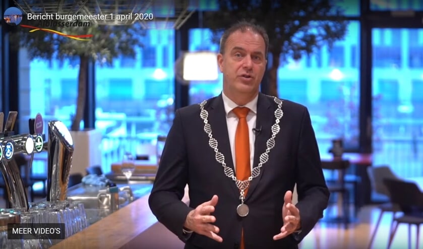 • Burgemeester Paans tijdens zijn toespraak.
