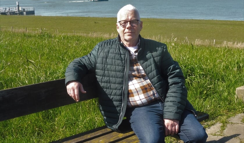 Piet Kramer op de Sasdijk, waar het monument voor de Merwedegijzelaars een plekje krijgt.